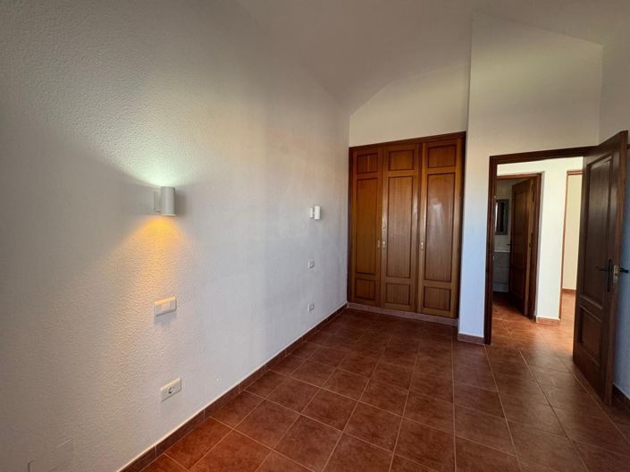 Image No.17-3 Bed Property for sale