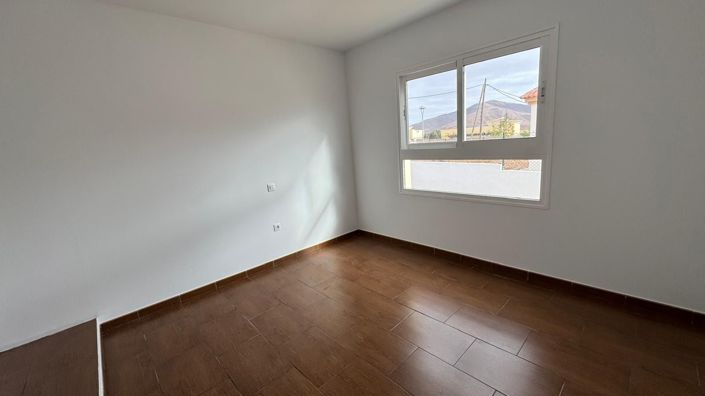 Image No.17-3 Bed Property for sale