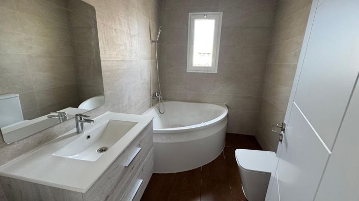 Image No.19-3 Bed Property for sale