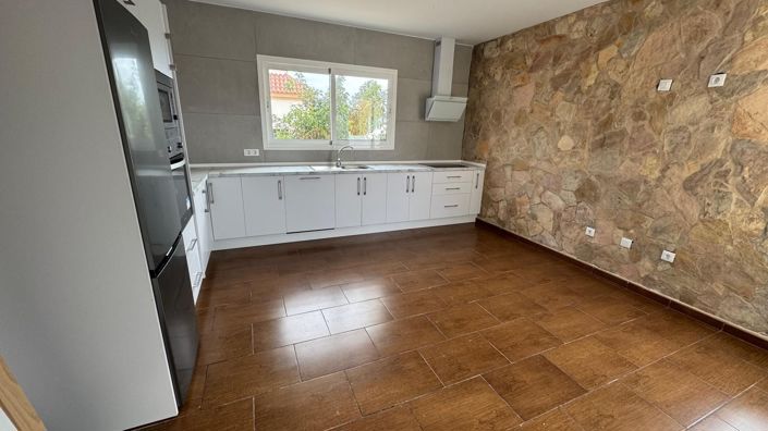 Image No.3-3 Bed Property for sale