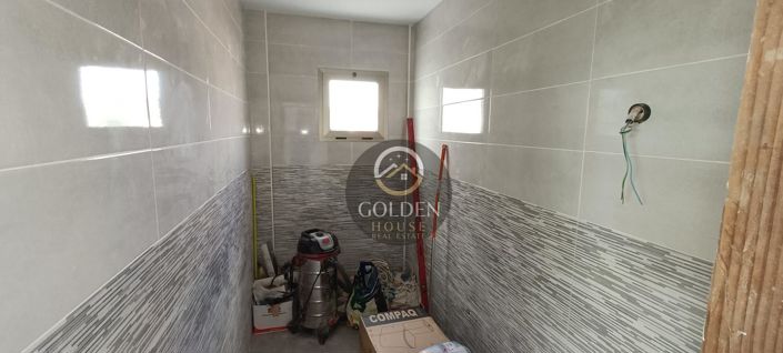 Image No.12-5 Bed Property for sale