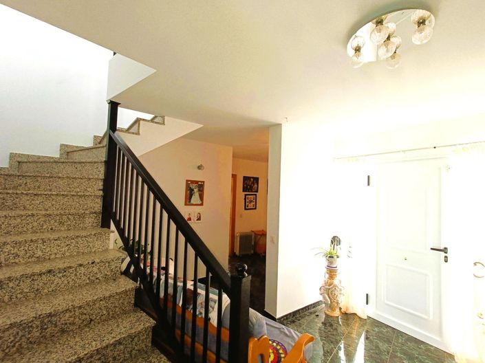 Image No.10-3 Bed Property for sale