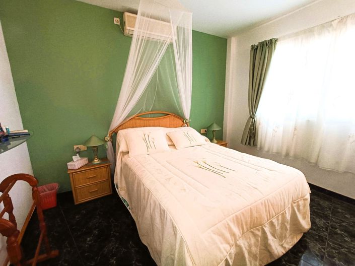 Image No.12-3 Bed Property for sale