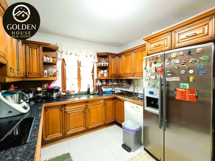 Image No.12-3 Bed Property for sale