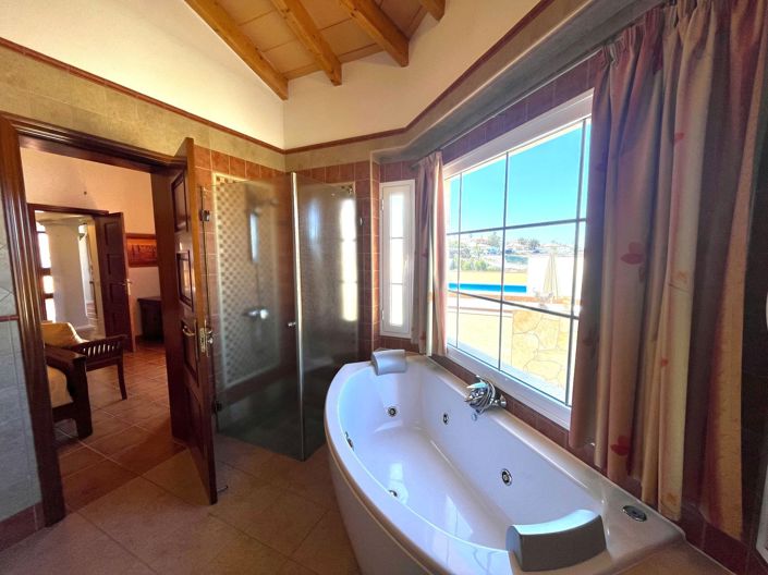 Image No.11-3 Bed Property for sale