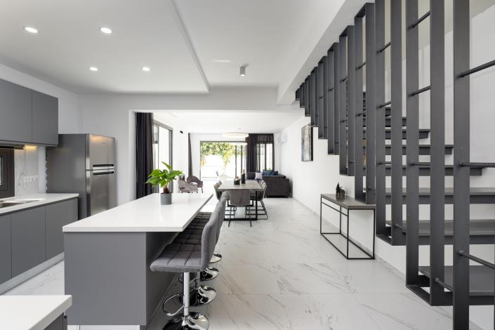 Image No.1-4 Bed House for sale