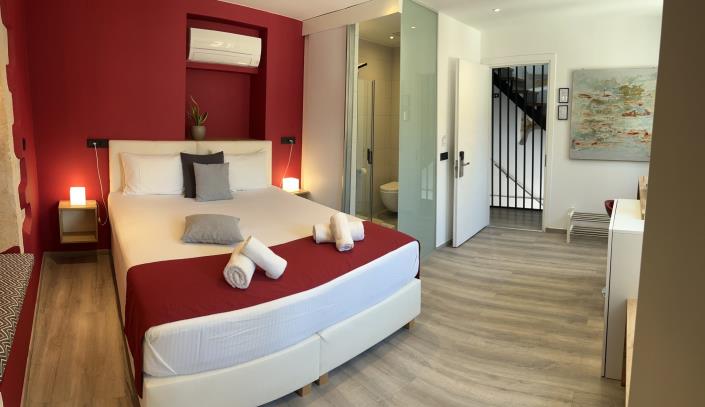 Image No.1-6 Bed Hotel for sale