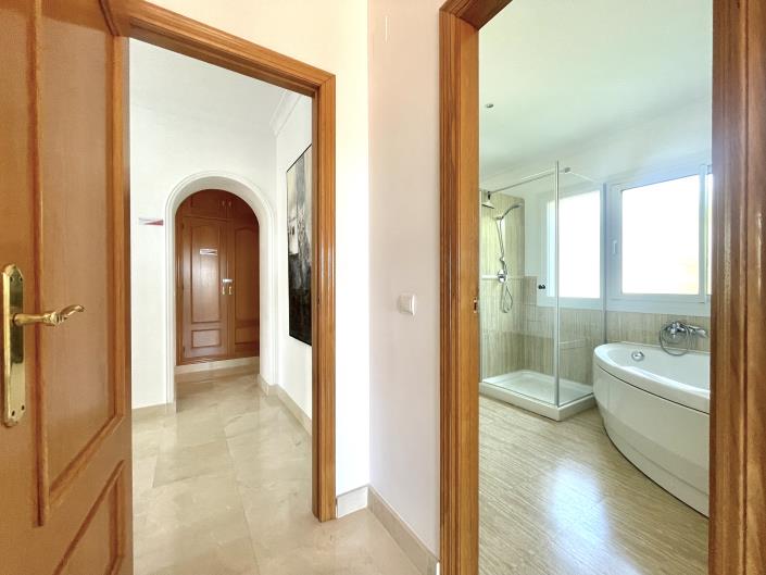 Image No.33-4 Bed Villa / Detached for sale