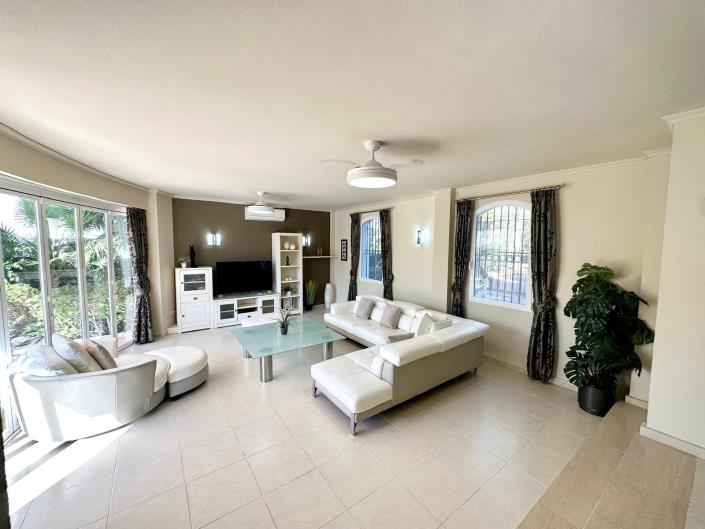 Image No.8-4 Bed Villa / Detached for sale