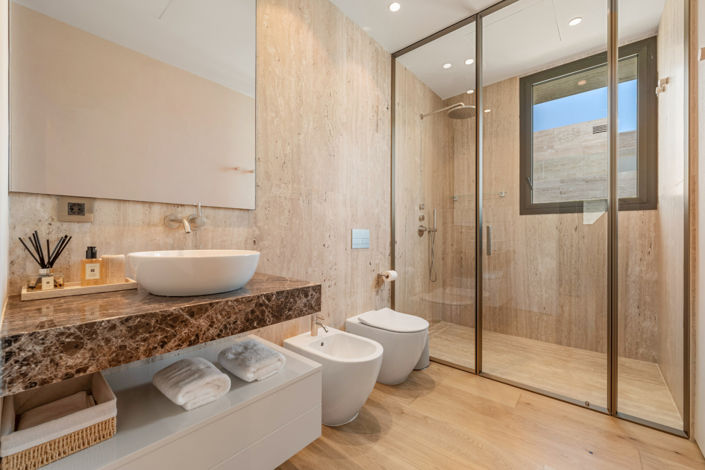 Image No.20-4 Bed Property for sale