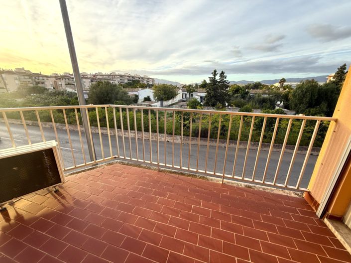 Image No.12-3 Bed Property for sale