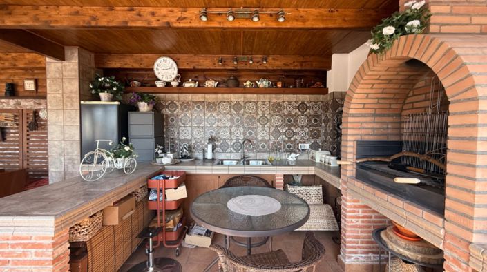 Image No.12-7 Bed Property for sale