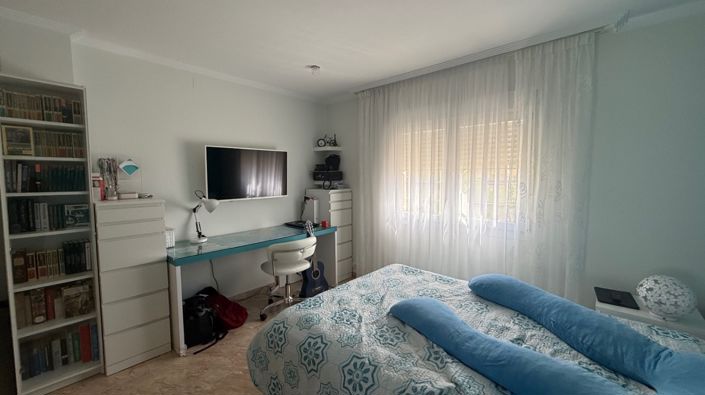 Image No.30-7 Bed Property for sale