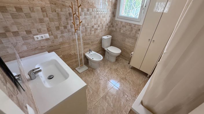 Image No.32-7 Bed Property for sale