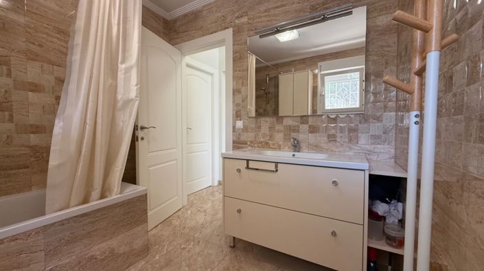 Image No.33-7 Bed Property for sale