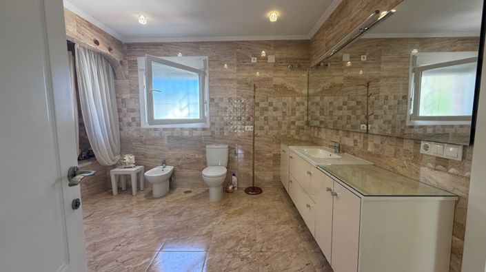 Image No.44-7 Bed Property for sale