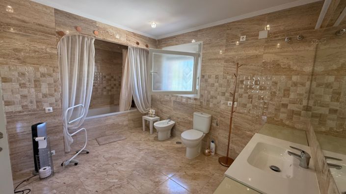 Image No.45-7 Bed Property for sale