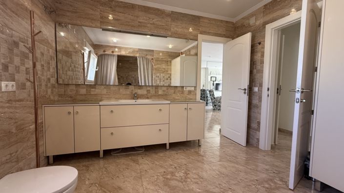 Image No.48-7 Bed Property for sale