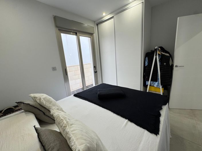 Image No.20-3 Bed Property for sale