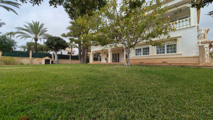 Image No.12-7 Bed Property for sale