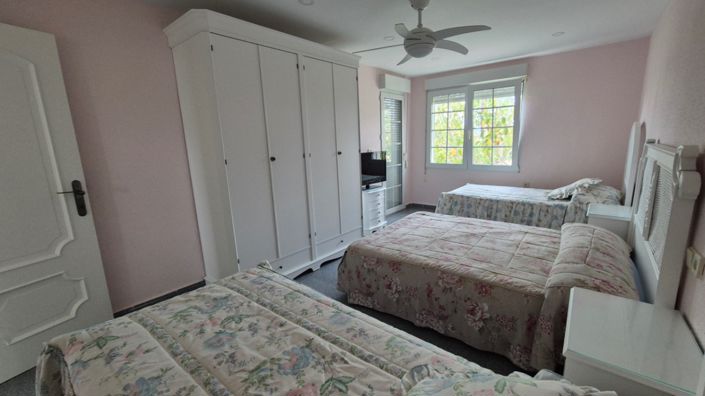 Image No.34-7 Bed Property for sale