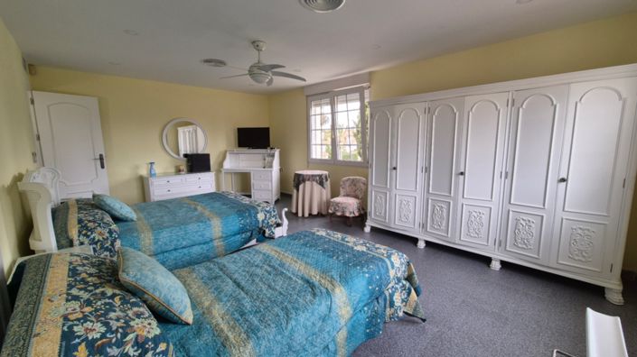 Image No.40-7 Bed Property for sale