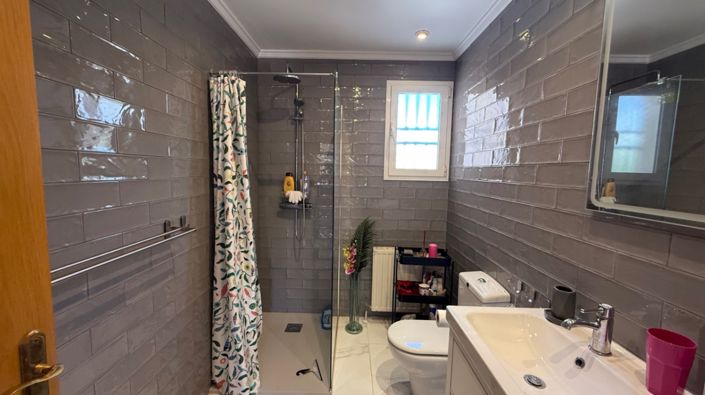 Image No.32-4 Bed Property for sale