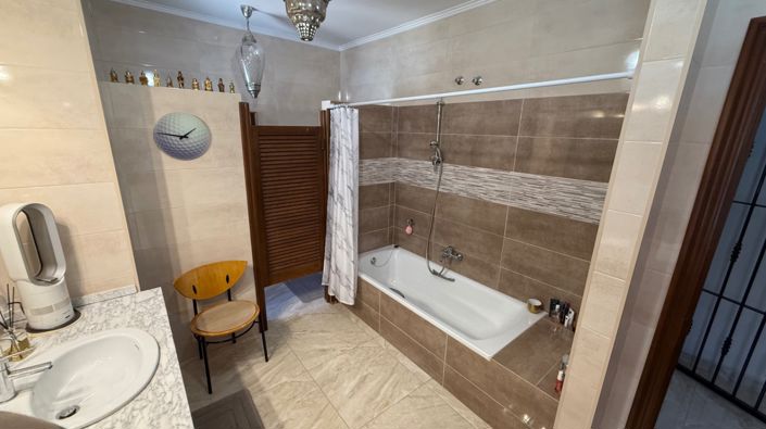 Image No.19-4 Bed Property for sale