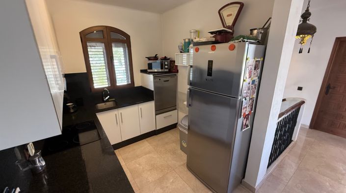 Image No.4-4 Bed Property for sale