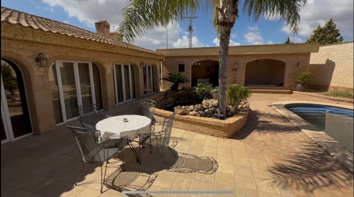 Image No.10-6 Bed Property for sale