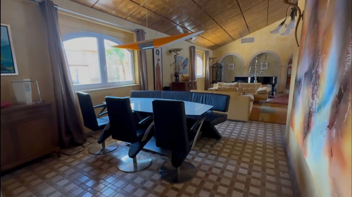 Image No.12-6 Bed Property for sale