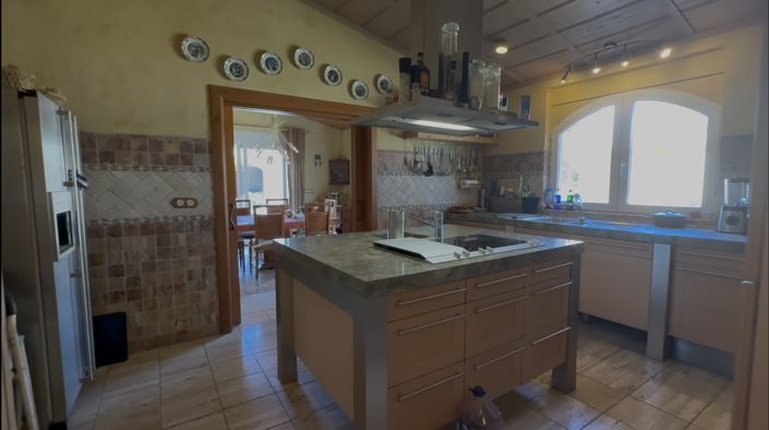 Image No.17-6 Bed Property for sale