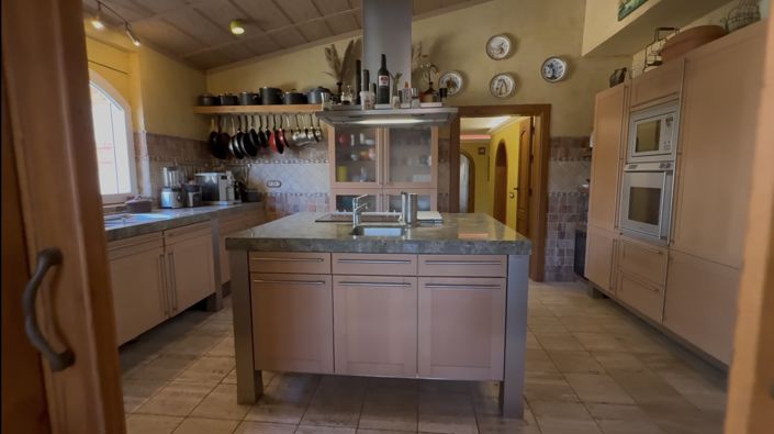 Image No.18-6 Bed Property for sale