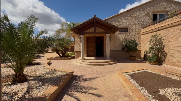 Image No.2-6 Bed Property for sale