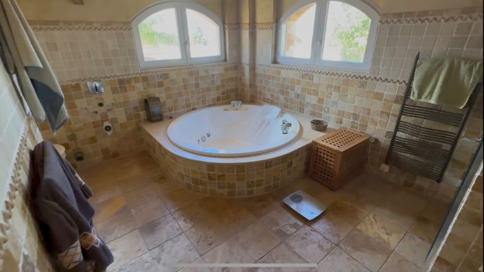 Image No.29-6 Bed Property for sale