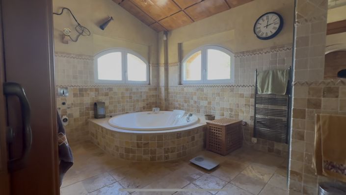 Image No.31-6 Bed Property for sale