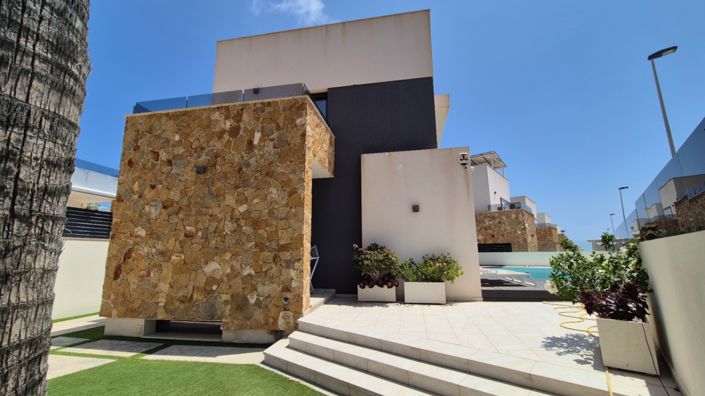 Image No.12-4 Bed Property for sale