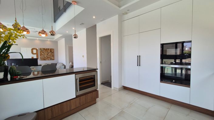 Image No.20-4 Bed Property for sale