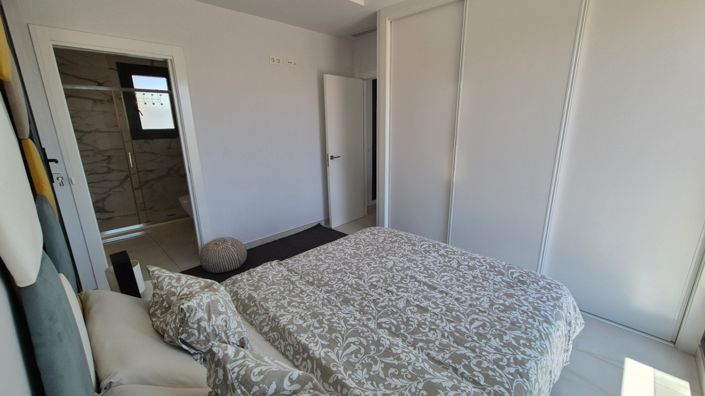 Image No.37-4 Bed Property for sale