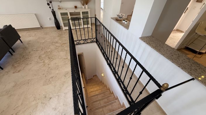 Image No.12-4 Bed Property for sale