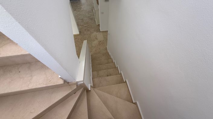 Image No.20-4 Bed Property for sale