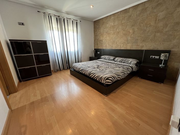 Image No.19-3 Bed House for sale