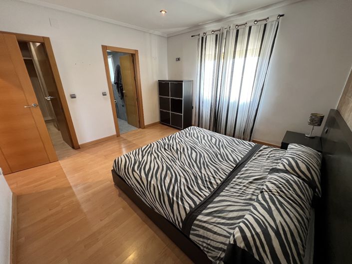 Image No.20-3 Bed House for sale